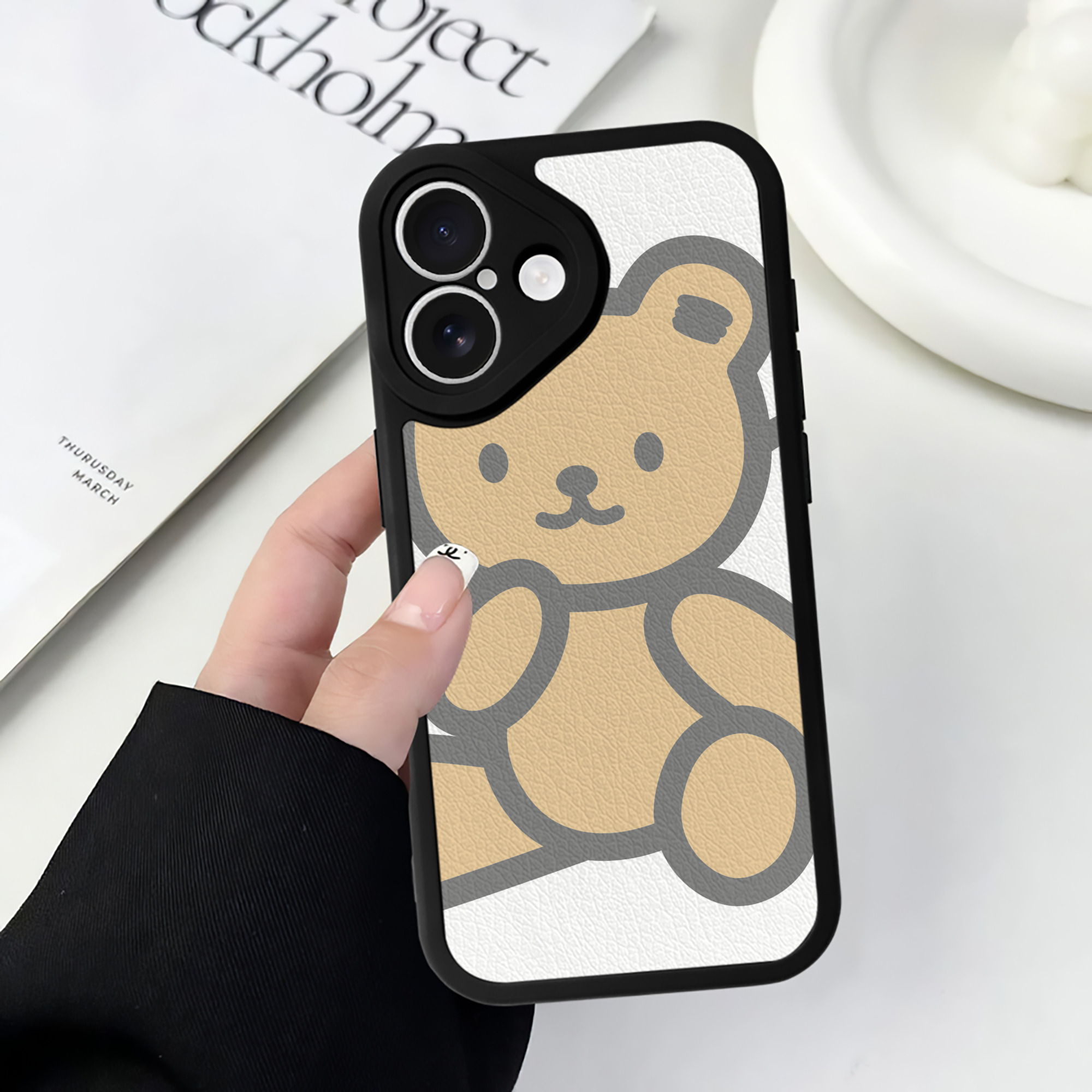 （画像用） Hello Kitty ハローキティ 【iPhone 16シリーズ対応】シリコンスマホケース（レザー調） 材質：シリコン